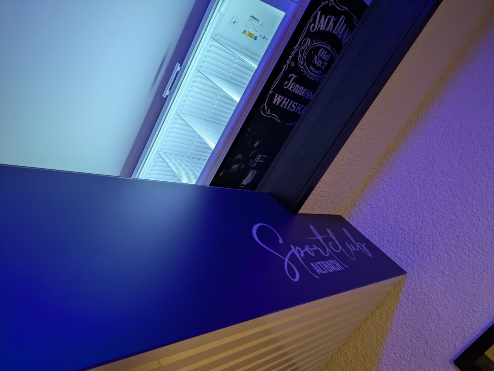 Bar im Blauen Saal des SC Altbach mit blauer Beleuchtung