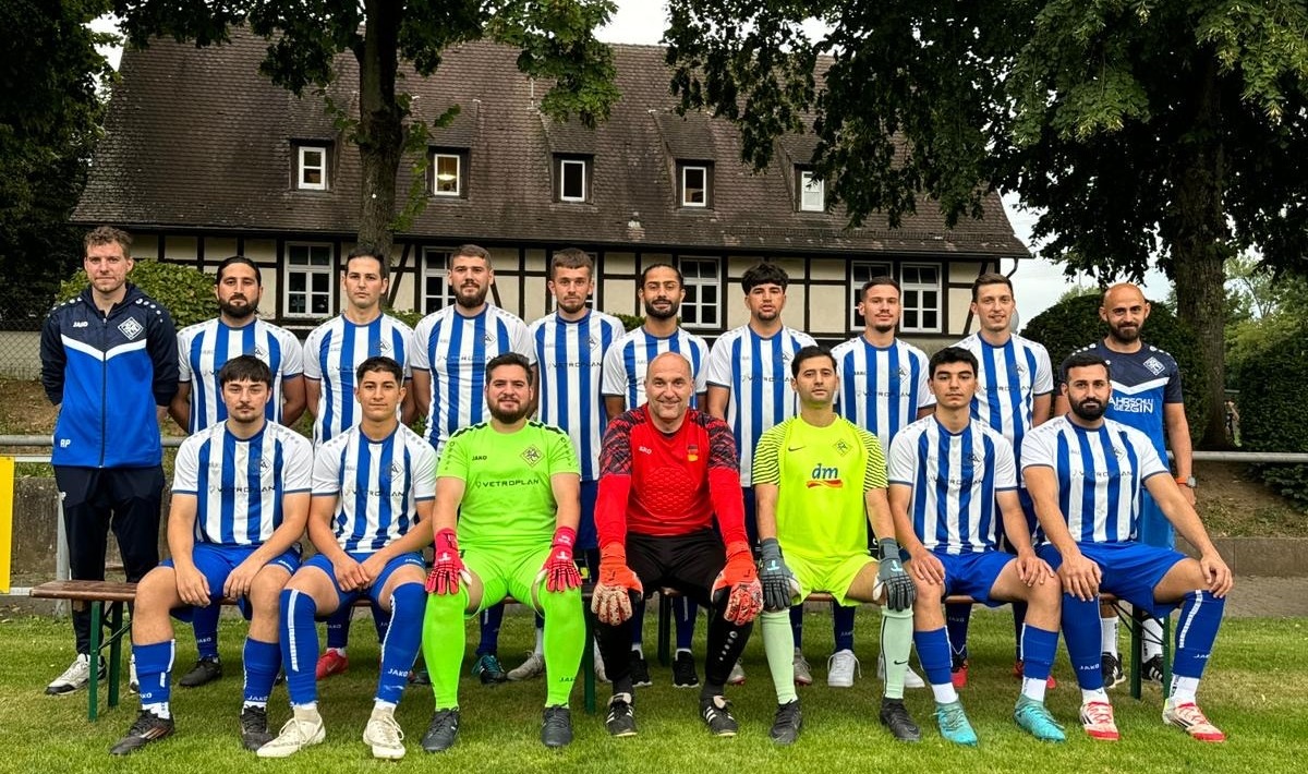 Mannschaftsfoto der zweiten Mannschaft des SC Altbach 2025 vor dem Clubheim