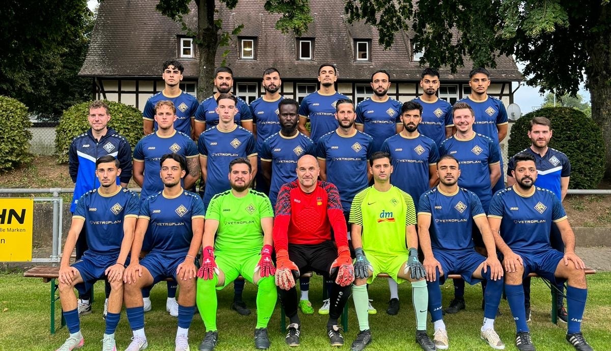 Mannschaftsfoto der ersten Mannschaft des SC Altbach 2025 vor dem Clubheim
